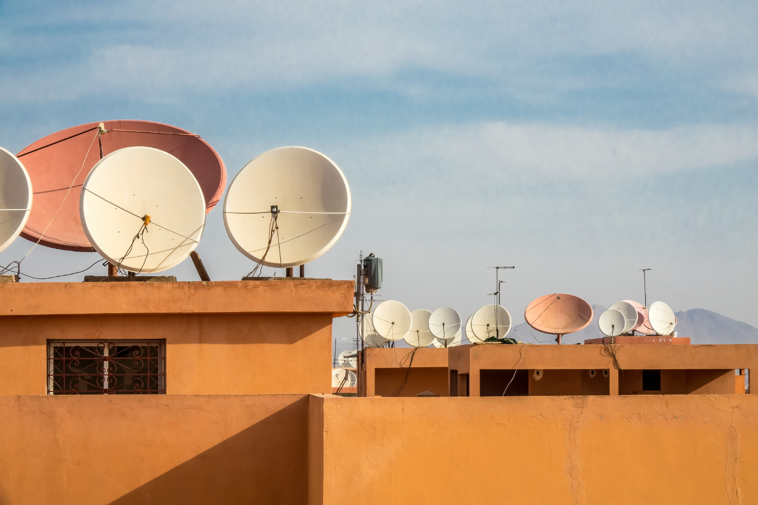 Antenas y parabólicas: Cómo garantizar una recepción perfecta para tu comunidad